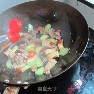 牛腩莴笋片的做法步骤：9