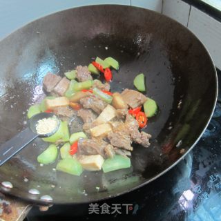 牛腩莴笋片的做法步骤：10