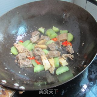 牛腩莴笋片的做法步骤：11