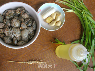 韭菜炒蛤蜊的做法步骤：1