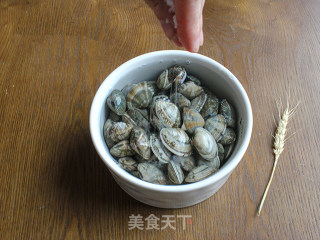 韭菜炒蛤蜊的做法步骤：2