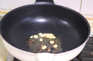 香菇酱炒豆腐的做法步骤：1