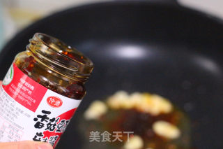 香菇酱炒豆腐的做法步骤：2