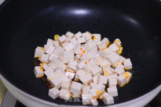 香菇酱炒豆腐的做法步骤：4