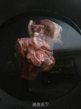 胡萝卜焖羊肉的做法步骤：1