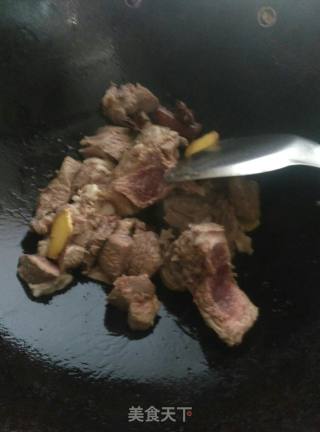 胡萝卜焖羊肉的做法步骤：2