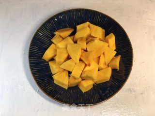 金灿灿红火火，一个蒸蒸日上的南瓜发糕的做法步骤：1