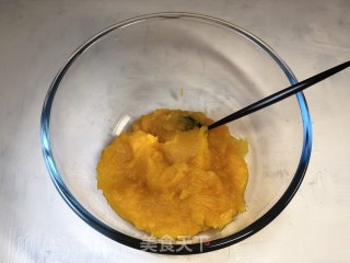 金灿灿红火火，一个蒸蒸日上的南瓜发糕的做法步骤：5