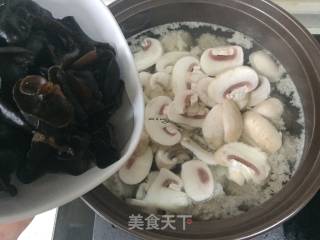 木耳口蘑肉丸汤的做法步骤：9