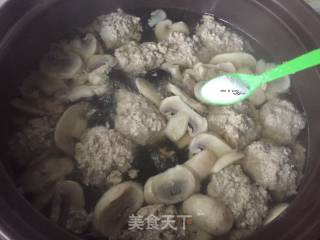 木耳口蘑肉丸汤的做法步骤：11