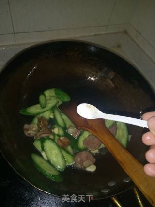 黄瓜炒腊肠的做法步骤：6