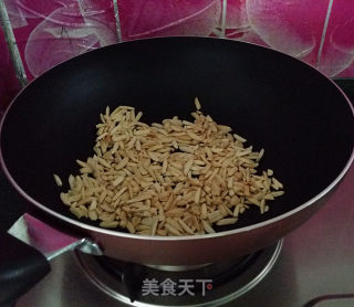 杏仁花生蔓越莓牛轧糖的做法步骤：2