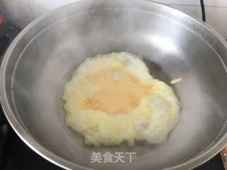 香菇酱炒黄瓜鸡蛋的做法步骤：2