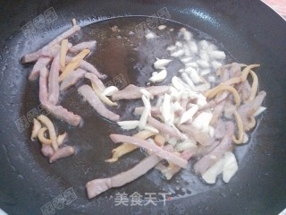 青椒腊肉炒笋干的做法步骤：8