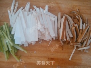 杏鲍菇炒五香干的做法步骤：2