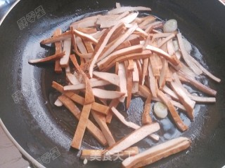 杏鲍菇炒五香干的做法步骤：4