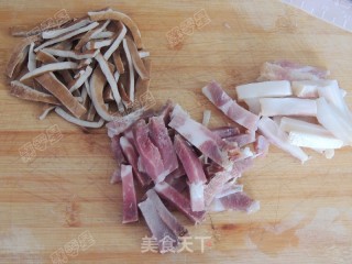 腊肉炒芹菜的做法步骤：1