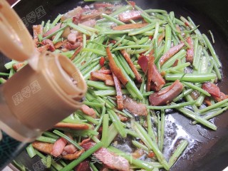 腊肉炒芹菜的做法步骤：9