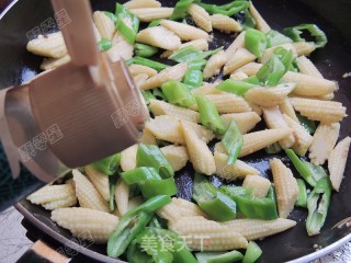 炒玉米笋的做法步骤：6