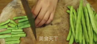 潮音潮人：腊肠炒四季豆的做法步骤：1
