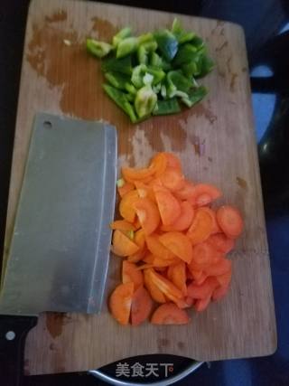 胡萝卜青椒炒鸡蛋的做法步骤：1