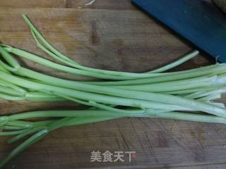 芹菜炒肉的做法步骤：1