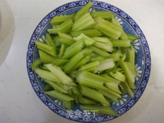 芹菜炒肉的做法步骤：2