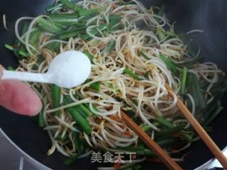 韭菜炒豆芽的做法步骤：8