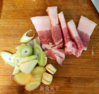 白菜土豆炖粉条的做法步骤：1