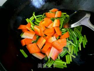 蒜苔胡萝卜炒腊肠的做法步骤：3