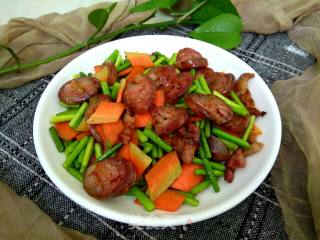 蒜苔胡萝卜炒腊肠的做法步骤：6