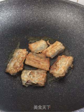 糖醋带鱼的做法步骤：4