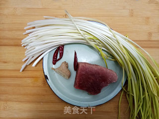 蒜黄炒肉丝的做法步骤：1