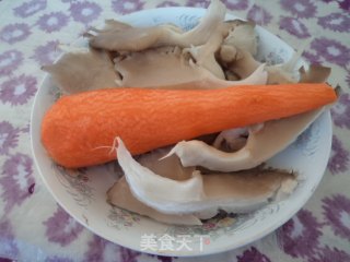 胡萝卜平菇炒鸡蛋的做法步骤：1