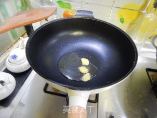 白萝卜烧排骨的做法步骤：1