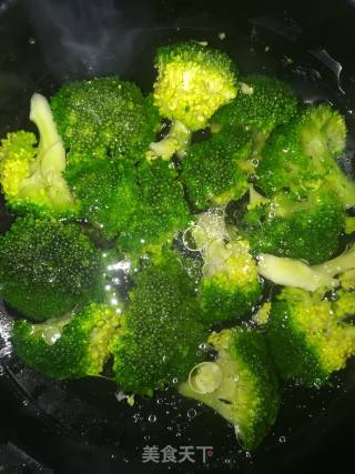 白灼西兰花的做法步骤：2