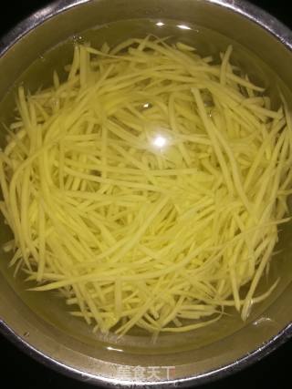 醋溜土豆丝的做法步骤：1