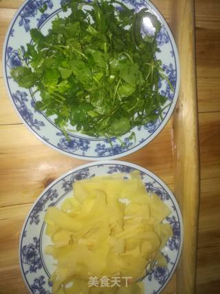 红油香菜拌豆皮的做法步骤：1