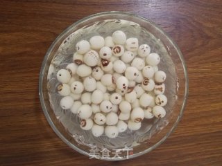 莲子炖猪蹄的做法步骤：2