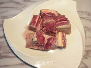 咖喱牛排骨炖土豆的做法步骤：1