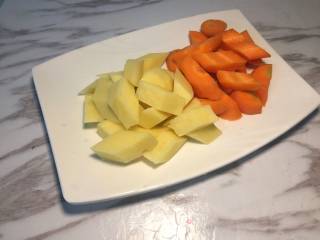 咖喱牛排骨炖土豆的做法步骤：2