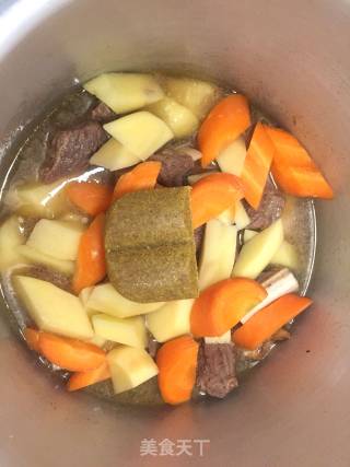 咖喱牛排骨炖土豆的做法步骤：9