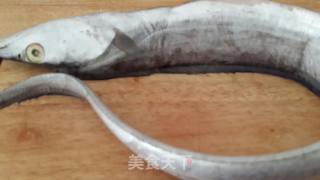 糖醋带鱼的做法步骤：1