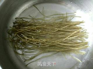芹菜炒粉的做法步骤：1