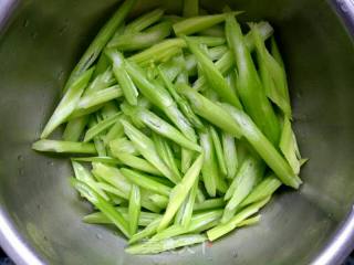 芹菜炒粉的做法步骤：2