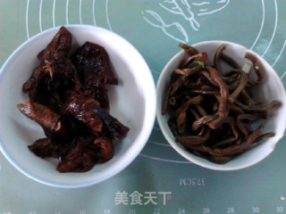 豇豆榛蘑烧牛肉的做法步骤：3