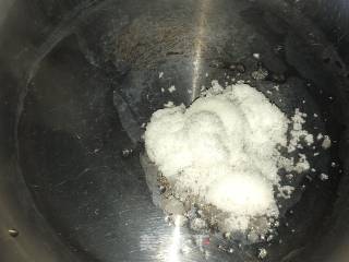 焦糖奶茶的做法步骤：1