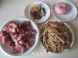 牛肉焖笋的做法步骤：1