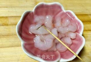 #妈妈的味道#牛奶虾仁蒸蛋的做法步骤：2