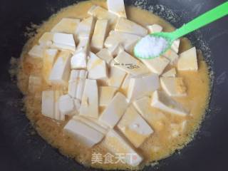 咸蛋黄烧豆腐的做法步骤：9